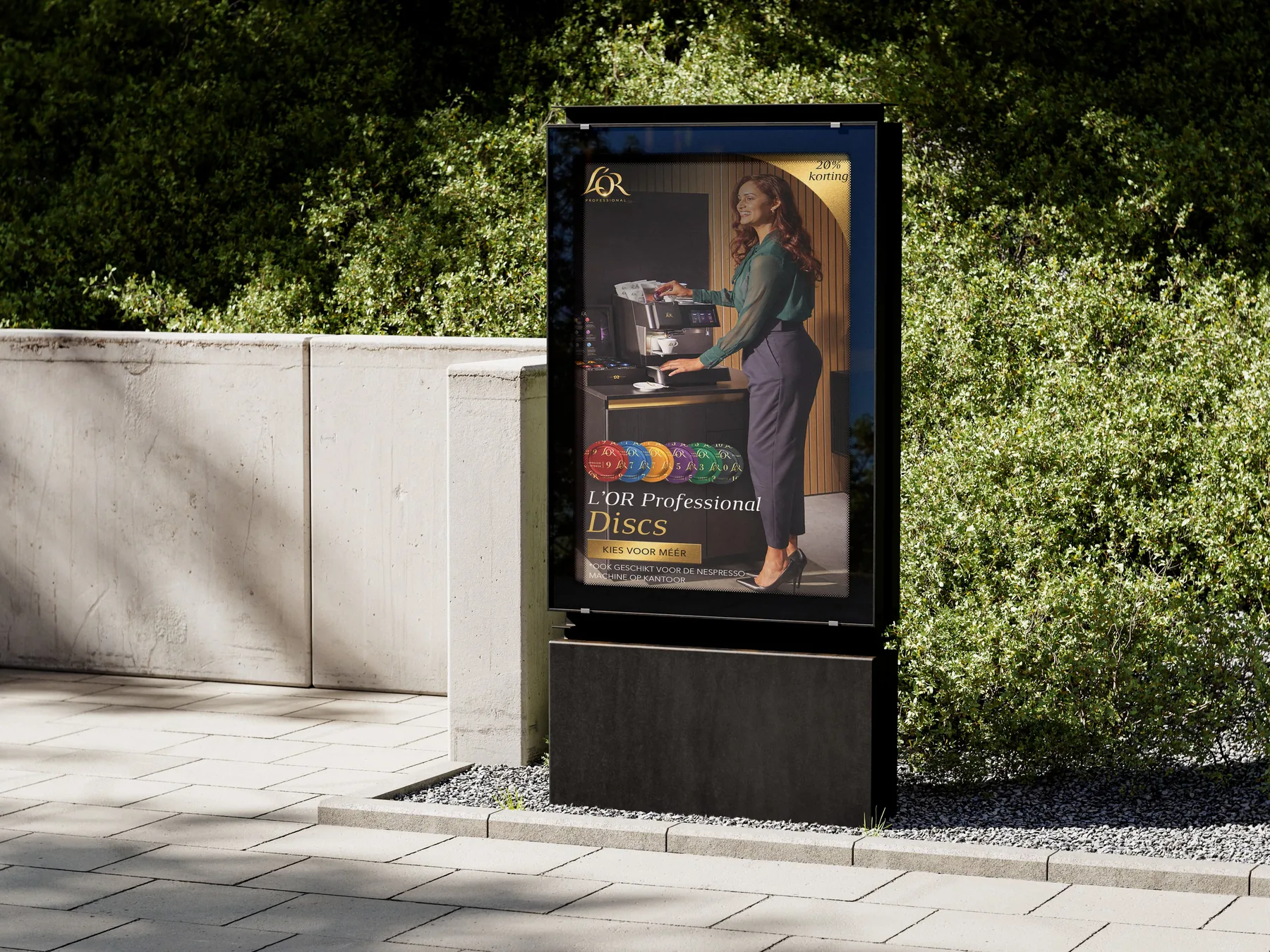 Reclamezuil met een Douwe Egberts campagne langs een straat