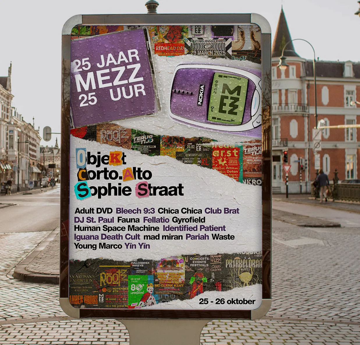 Poster 25 jaar MEZZ op een reclamezuil in een straat